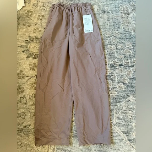 Lululemon Women’s Barrel Leg Taupe Pants NWT - Picture 1 of 3